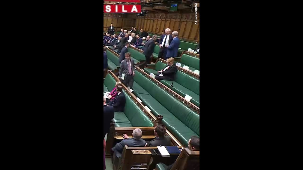 Moment Starmer crosses House of Commons to chat with Nigel Farage