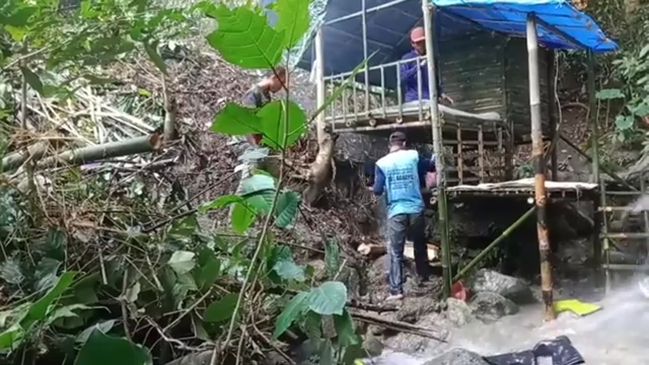 beristirahat sambil memandang keindahan air terjun yang mengalir deras di dekat shelter