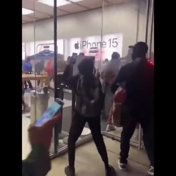 🚨An Apple store in Philadelphia was looted last night! Kamala’s America. 🤦🏼‍♂️🤦🏼‍♂️
