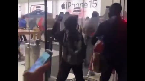 🚨An Apple store in Philadelphia was looted last night! Kamala’s America. 🤦🏼‍♂️🤦🏼‍♂️