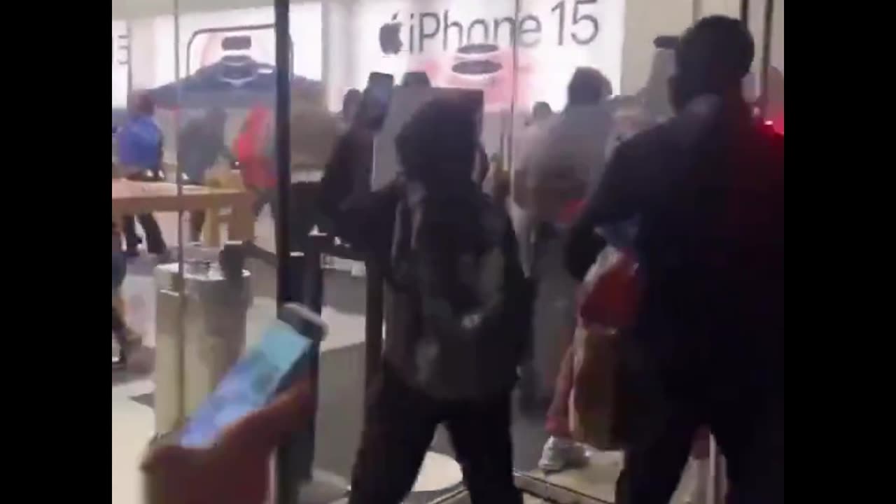 🚨An Apple store in Philadelphia was looted last night! Kamala’s America. 🤦🏼♂️🤦🏼♂️
