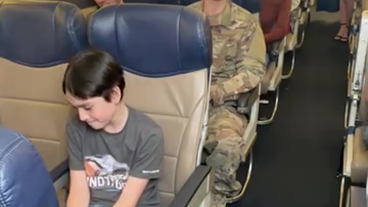 Passengers surprise unaccompanied minor on Christmas ❤