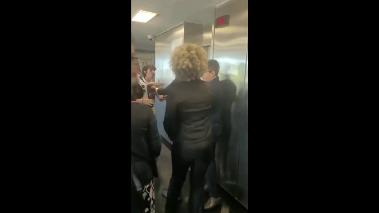 BRAZILIAN SENATOR, RANDOLFE RODRIGUES, REMOVES YOUTUBER'S CELL PHONE POWER.