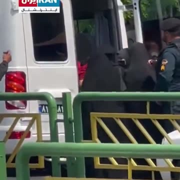 Irán | La policía iraní arrastra a una mujer a la parte trasera de un vehículo