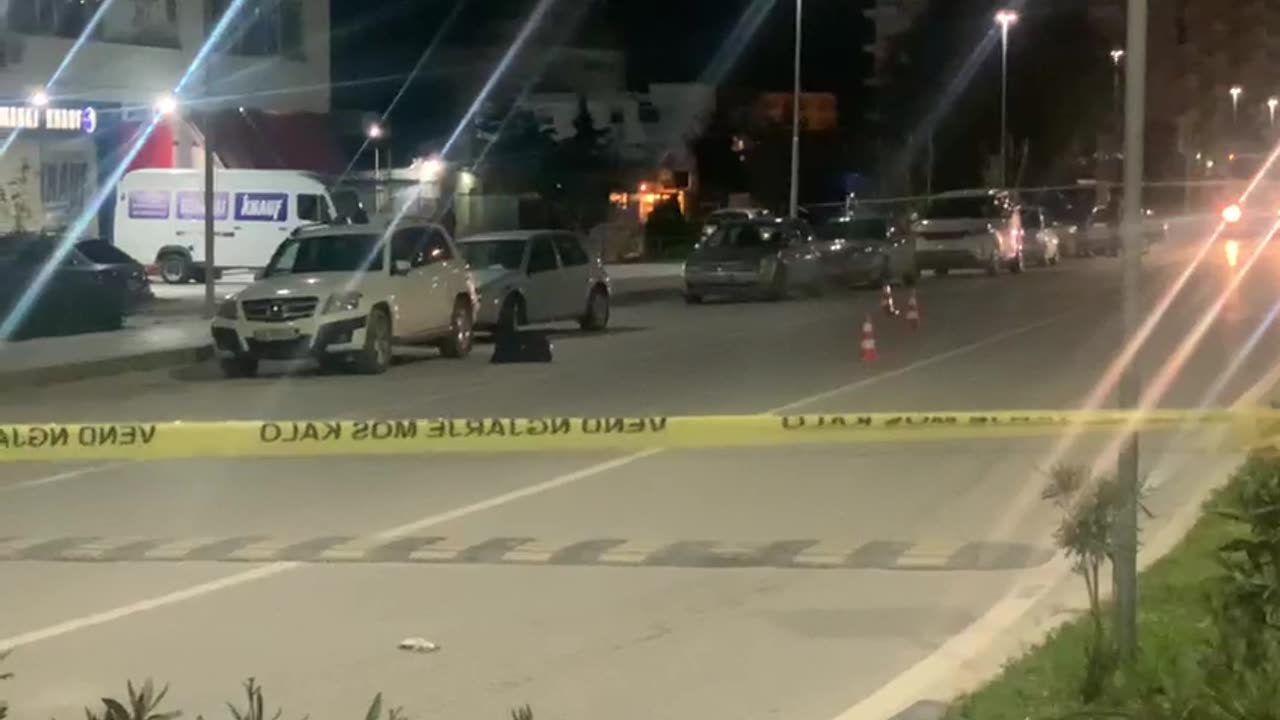 Një çantë e zezë pranë një makine alarmon Vlorën, dyshohet me eksploziv