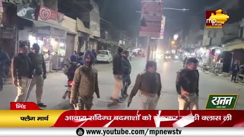 क्राइम कंट्रोल के लिए सड़कों पर उतरी पुलिस, फ्लैग मार्च निकालकर बदमाशों को दी चेतावनी! MP News Bhind