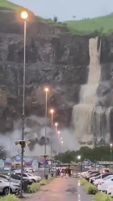 Temporal atinge Nova Iguaçu, no RJ, e causa pânico perto de shopping