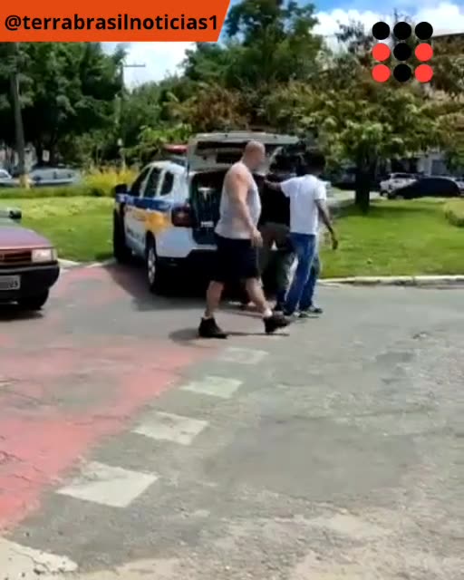 Policial entra em luta corporal com homem e população ajuda o PM