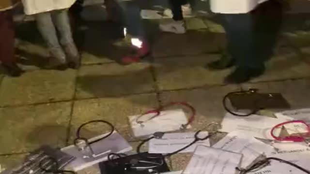 French Doctors Throwing Their Stethoscopes Away In Protest Of Failing Healthcare System