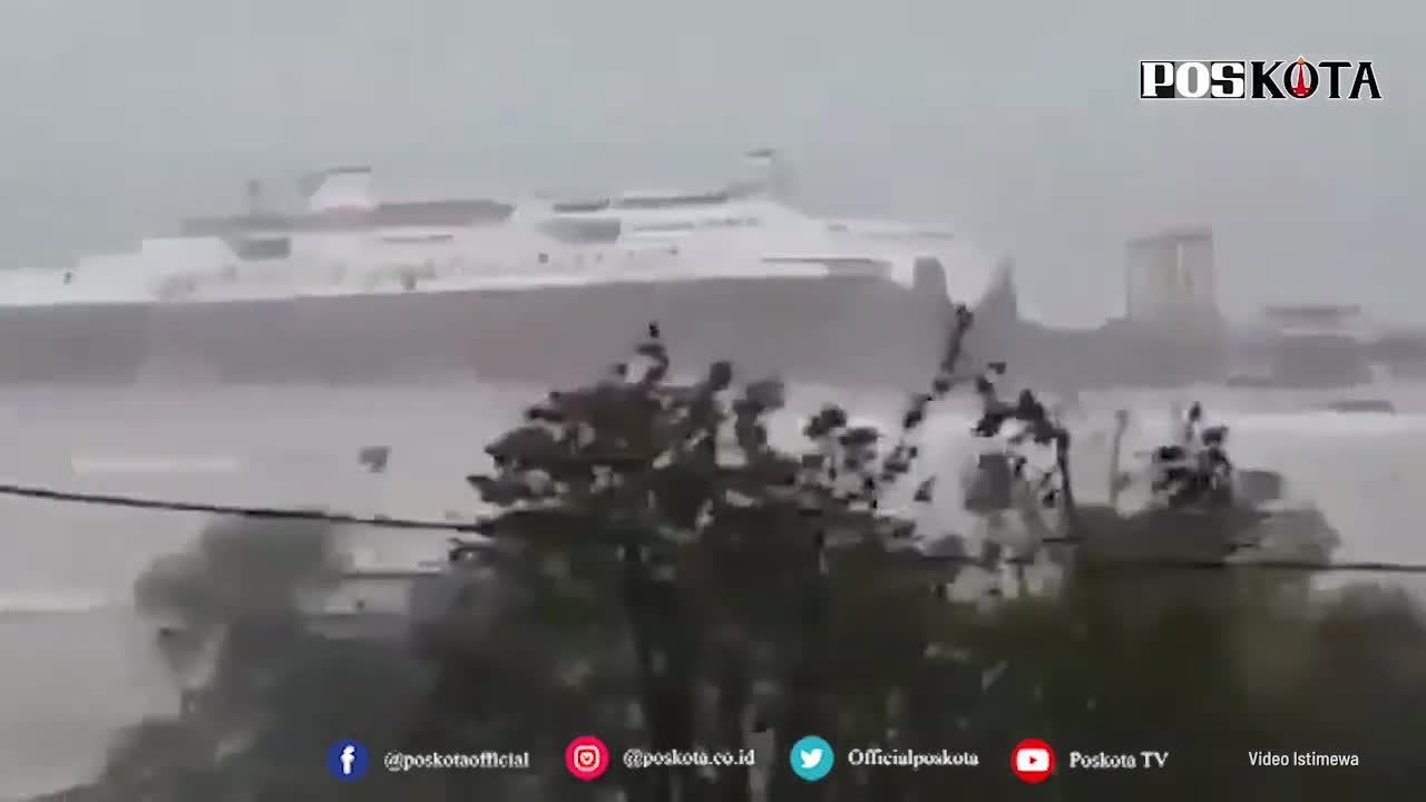 A BIG SHIP STANDED AT BOLOK PORT, KUPANG DUE TO WEATHER