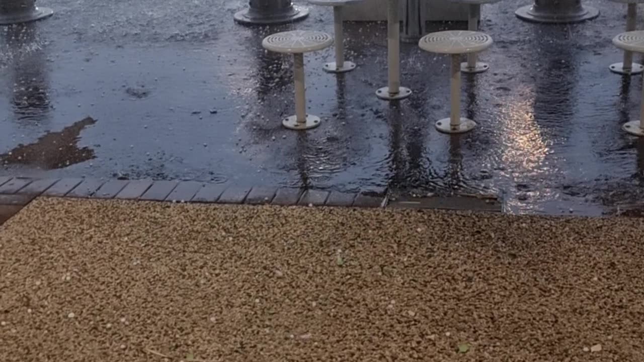 Hail and strong winds falling in broad daylight, natural phenomena