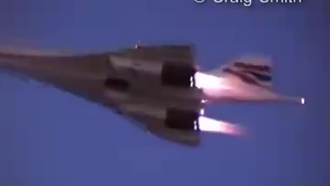 Stunning footage of a Concorde taking off with afterburners.