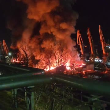 🔥 Large-scale fire broke out in the sea trade port of Petropavlovsk-