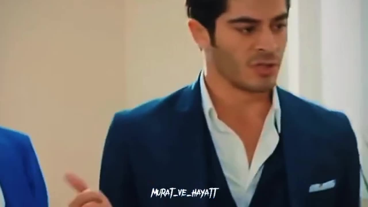 iconic walk #burakdeniz #asklaftananlamaz #youtuveshorts #murathayat #love #pyarlafzonmeinkahan
