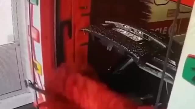 Funny people, car trunk opens in the middle of the car wash