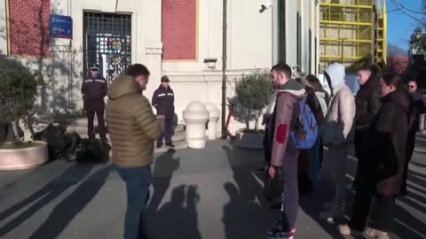 Të rinjtë e FRPD lënë para Bashkisë së Tiranës qese mbeturinash