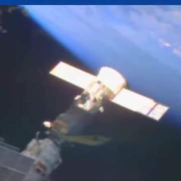 ★ Incroyable Un OVNI s'est amarré à l'ISS lors d'un Flux en Direct de la NASA ! - 100% Réel