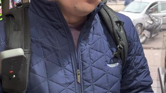 Foreigner tries fire paan in India for first time