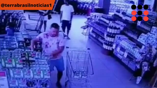 Inacreditável: Homem enche carrinho de cerveja, "esquece" de pagar e sai sem ser abordado