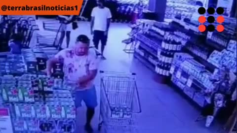 Inacreditável: Homem enche carrinho de cerveja, "esquece" de pagar e sai sem ser abordado