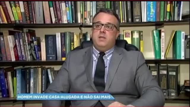 Mulher tem casa invadida