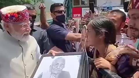 PM Modi stops his car to accept the painting by a girl in Shimla