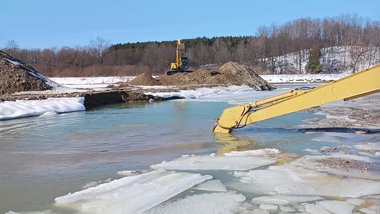 Long Reach Excavator Dredging Gravel