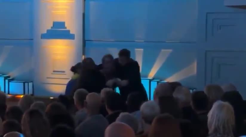 🚨 | NEW: Steve Bray has been TACKLED to the floor by bouncers at BBC's Today Programme