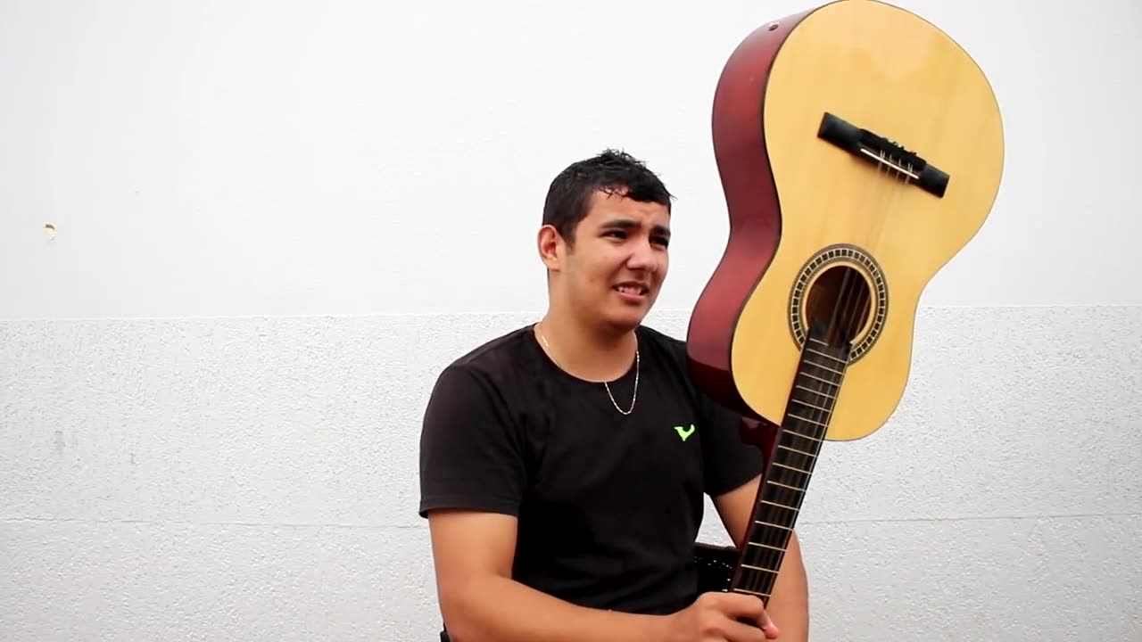 QUEBRANDO VIOLÃO NA CABEÇA