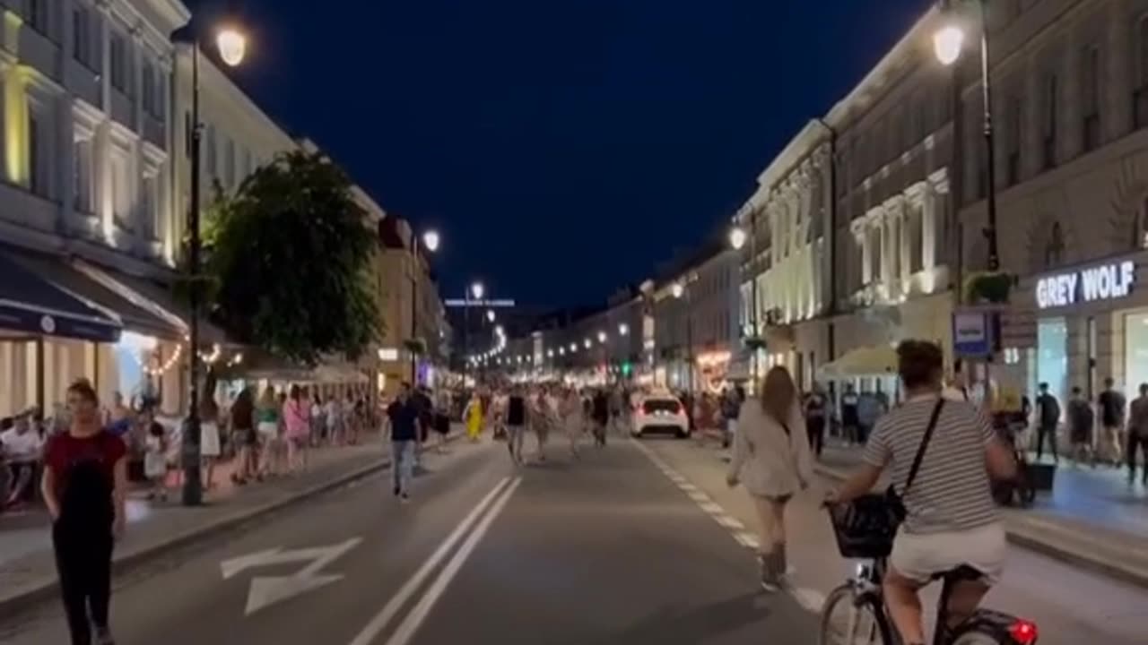Compare An Evening Walk In Warsaw, Poland To Your Nearest Big City