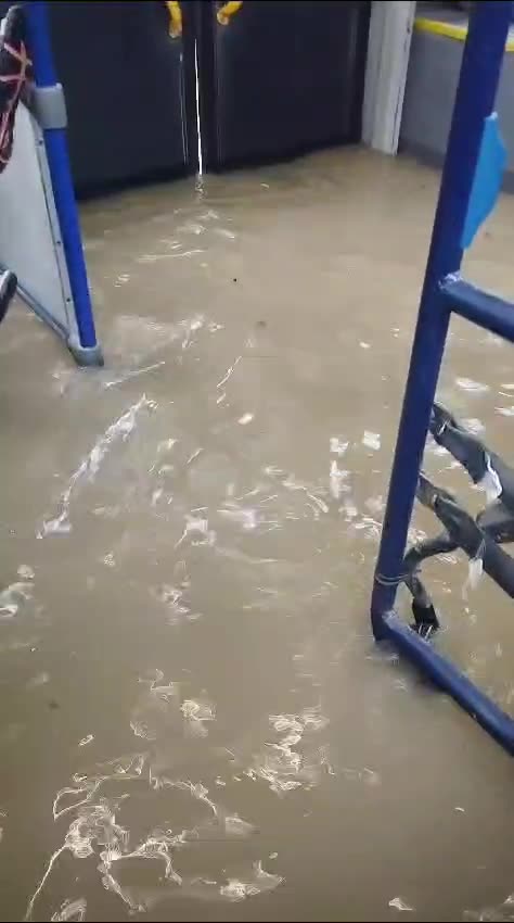 Bus de Transcaribe inundado