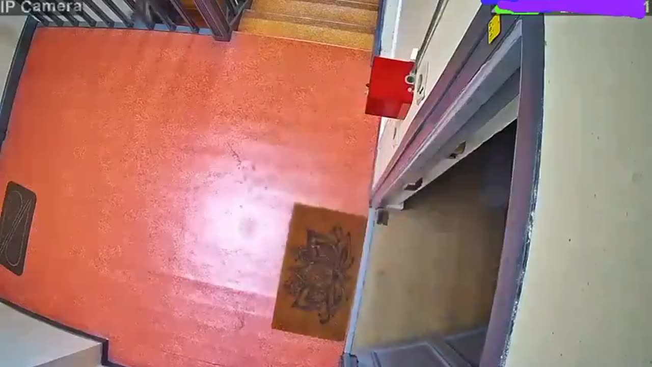 A 40-year-old prostitute was found dead in her apartment in Aubervilliers northern Paris.mp4