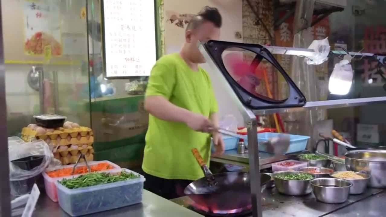 Chinese chefs cook noodles and rice in one minute