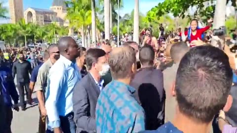 É DE EMOCIONAR, BOLSONARO E O POVO, RECEPÇÃO CALOROSA EM APARECIDA!