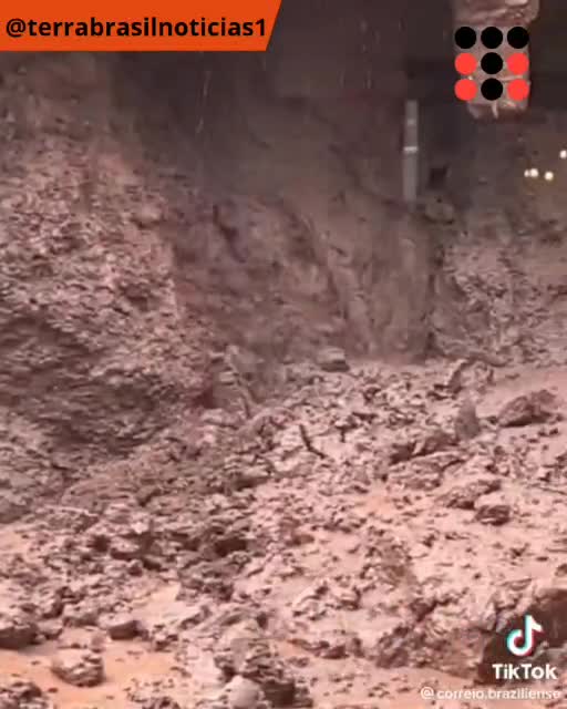 Homem grava o momento exato que um muro desaba e destrói sua piscina em condomínio de luxo em SP