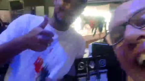 Odair Del Pozzo faz propaganda de uma loja que conserta celulares em São Paulo