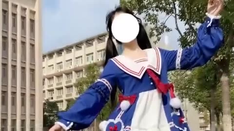 Little girl: The strongest dress of 2019 is stuck