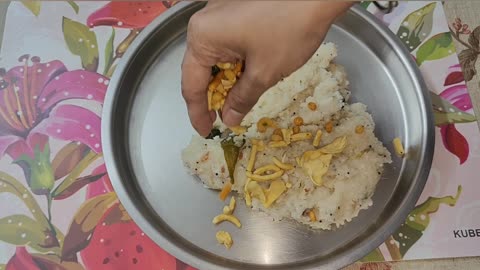 Serving Delicious 😋🤤 homemade Upma garnished with Farsan