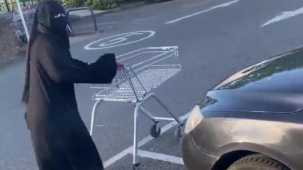 Man to woman: "You parked wrong!" Woman to man: "I have a hijab, you're a rac