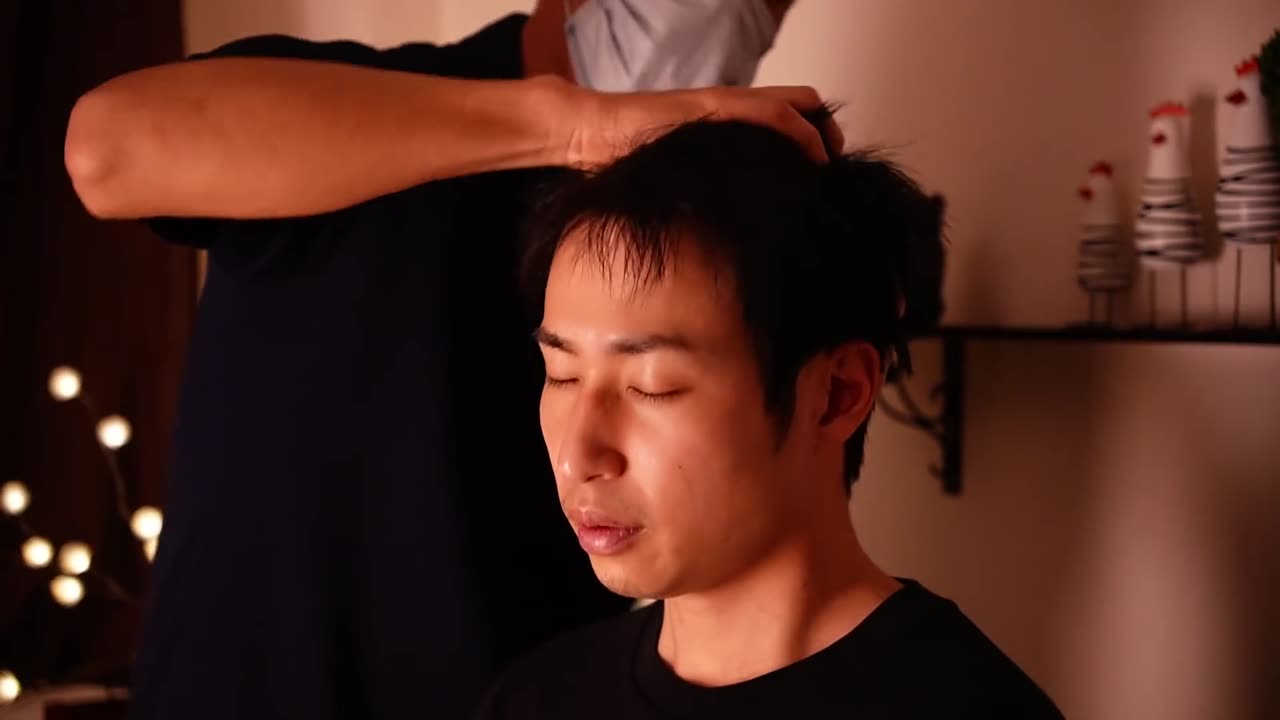 ASMR Relieve stress with a head massage that moves the scalp