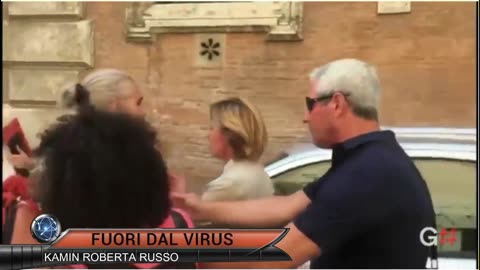 Mamme free vax braccano la ministra Lorenzin e provano ad aprirle l’auto. Fuori dal Virus n.445.SP