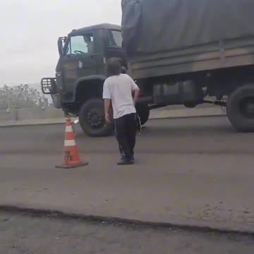 População resgata idosa. Conforme relatos dos moradores, o exército se negou a ajudar, ignorando o pedido, mesmo com o caminhão parado às margens da BR-290 em Eldorado do Sul.