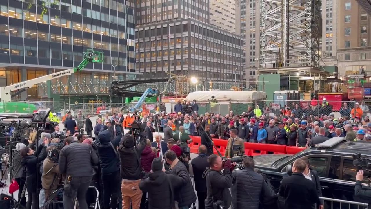 Wow Union workers chant “USA” as President Trump visits their construction site 🇺🇸