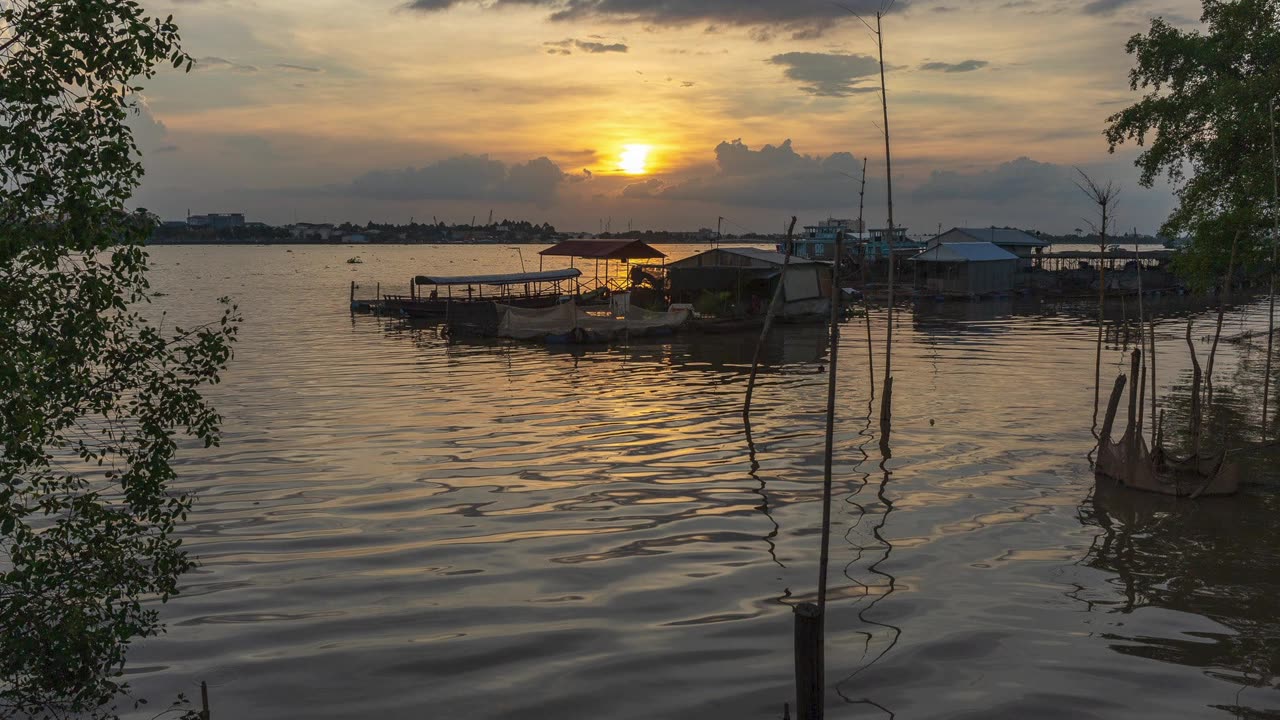 THE TIEN RIVER AND CATCH FISH AND EAT FRUIT WITH THE PEOPLE OF AN BINH ISLET, VINH LONG