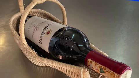 How wine server weaving is done.