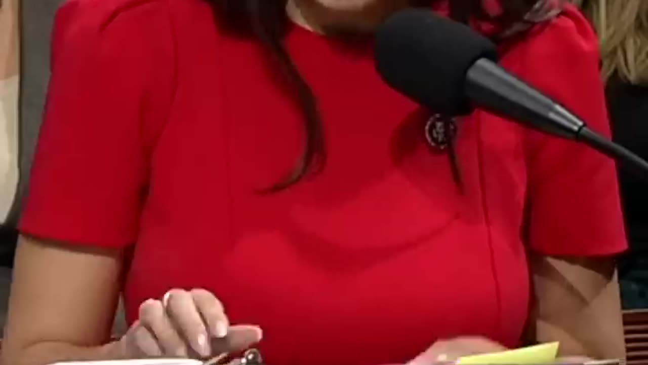 Hissing from davos audience as founder interduce Trump