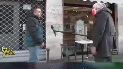 Max Laudadio rompe le scatole ed insegue un cittadino per la mascherina