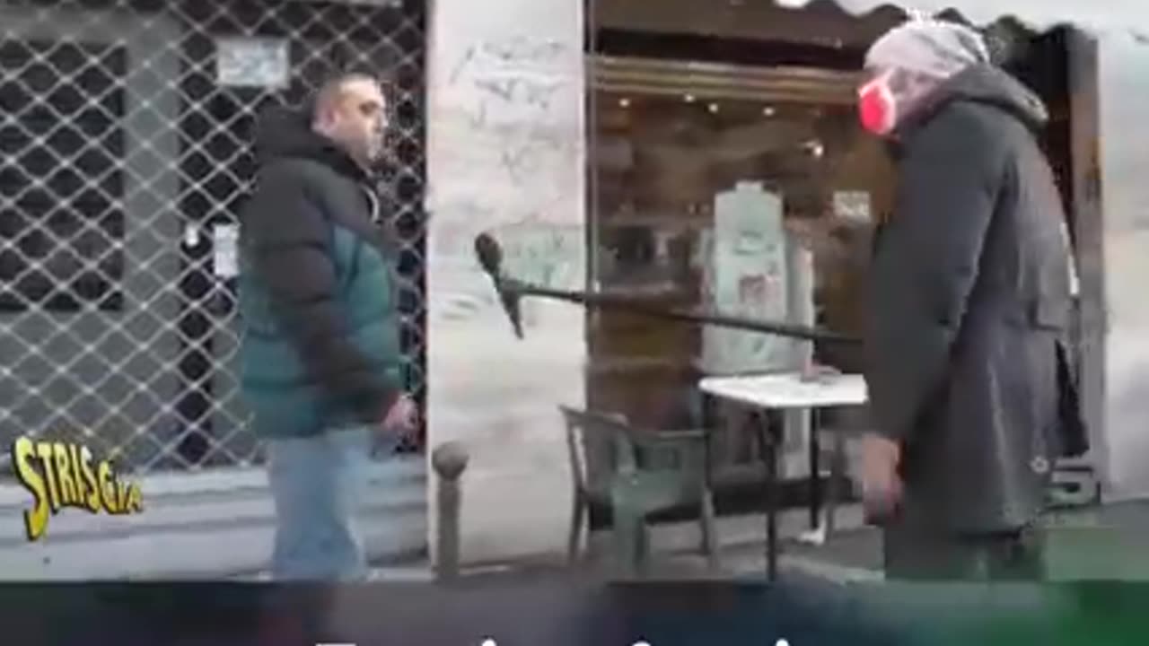 Max Laudadio rompe le scatole ed insegue un cittadino per la mascherina