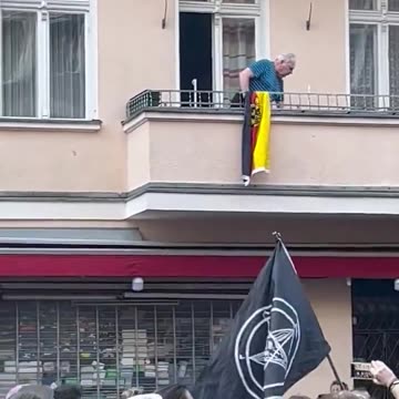 Böller gegen Bürger mit Fahne