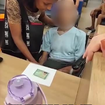 El video muestra a una mujer con su tío muerto en el banco